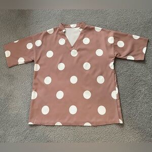 Short sleeve blouse. Light brown/white. Size Large. NWOT